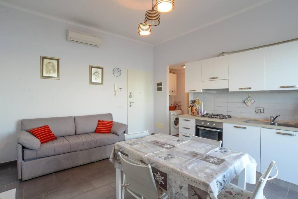 Brezza Marina Vadoalmare Immobiliare Apartment Вадо Лигуре Стая снимка